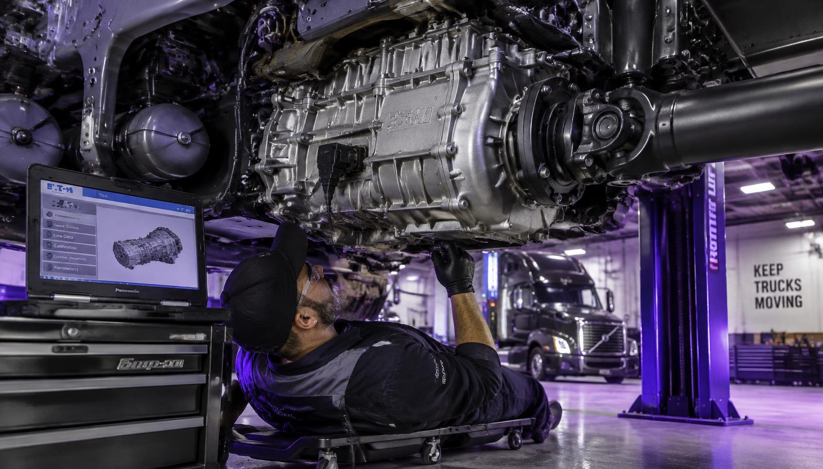 Mécanicien effectuant un diagnostic électronique de transmission de camion lourd à Boucherville